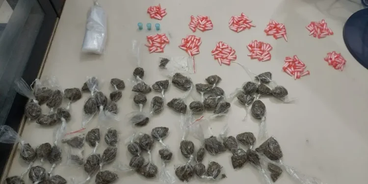PM apreende cocaína e maconha mas supostos traficantes fogem
