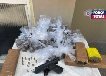 Força Total prende homem com arma e drogas na Bahia; outros fugiram