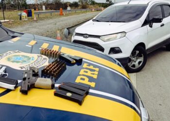 PRF apreende pistolas e munições escondidas em carro roubado na Bahia