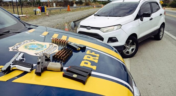 PRF apreende pistolas e munições escondidas em carro roubado na Bahia