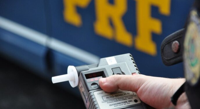 Com sinais de embriaguez, motorista recusa o teste do bafômetro e é detido na Bahia