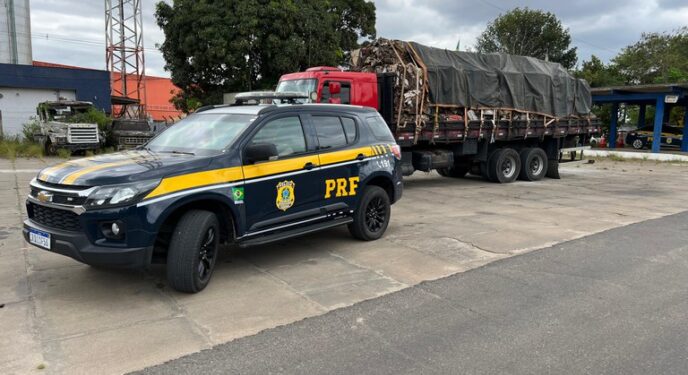 PRF autua caminhão 16 ton de excesso de peso e cargas nas partes externas na Bahia