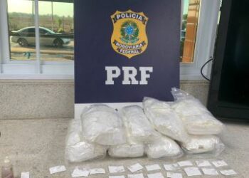 PRF prende homem e apreende 4 kg de cocaína em ônibus na Bahia