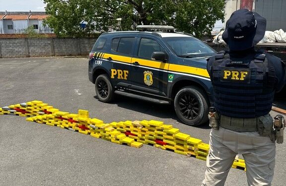 PRF apreende de 157 Kg de cocaína em fundo falso de caminhão na Bahia