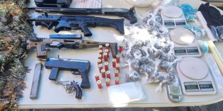 PM apreende 4 armas de fogo, uma metralhadora, e drogas na Bahia