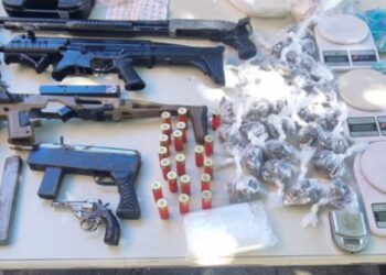 PM apreende 4 armas de fogo, uma metralhadora, e drogas na Bahia