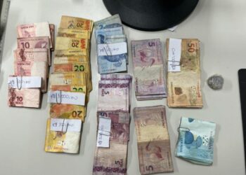 Cadeirante flagrado com R$ 4,2 mil é suspeito de arrecadar dinheiro da venda de drogas