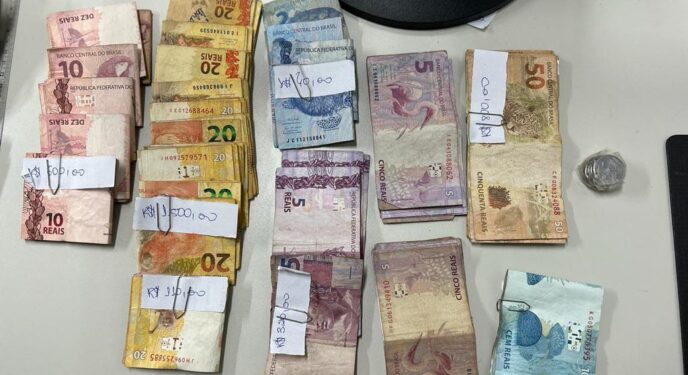 Cadeirante flagrado com R$ 4,2 mil é suspeito de arrecadar dinheiro da venda de drogas