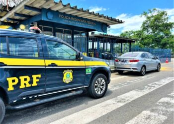 PRF prende dois condutores e recupera dois veículos na Bahia