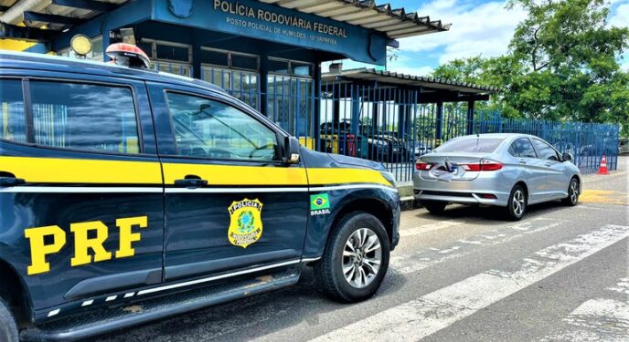 PRF prende dois condutores e recupera dois veículos na Bahia