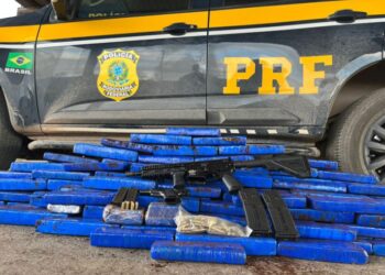 PRF apreende fuzil, pistola, munições e drogas em carro roubado na Bahia