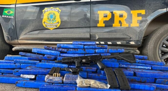 PRF apreende fuzil, pistola, munições e drogas em carro roubado na Bahia