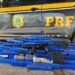 PRF apreende fuzil, pistola, munições e drogas em carro roubado na Bahia