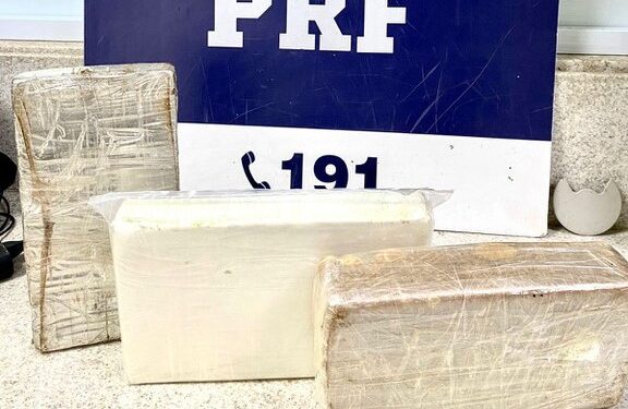 PRF prende passageira com 2,9 kg de cocaína e crack em ônibus no interior baiano