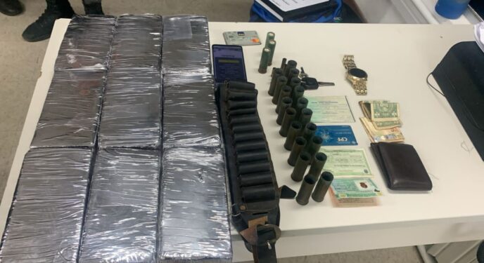 PC e PM prendem traficante e apreendem 9 kg de cocaína no interior baiano