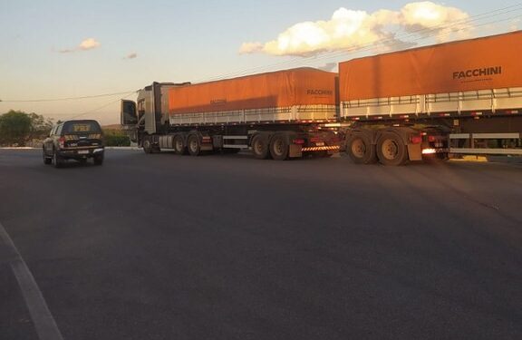 PRF retém 2 caminhões com 100 toneladas de excesso de peso na Bahia