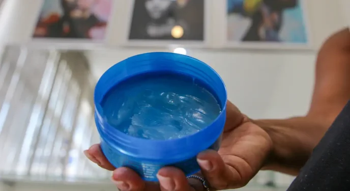 Anvisa cancela registro de mais de 1,2 mil pomadas de modelar cabelo