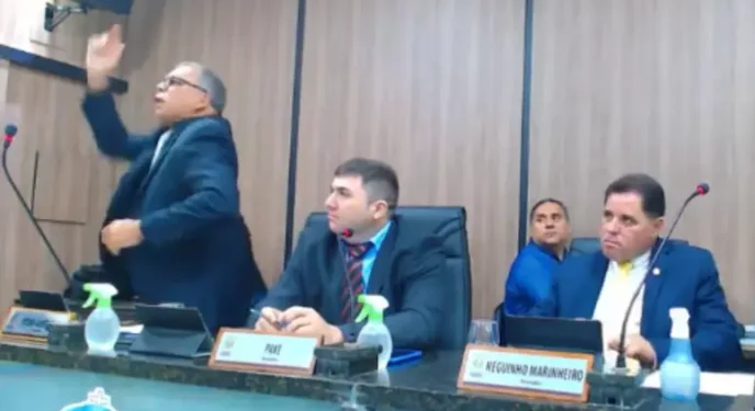 Vereador admite que bate em mulher durante sessão: ‘Bato, e bato em você’