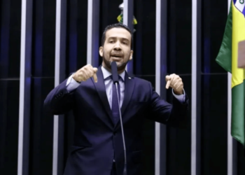 Ministério Público abre inquérito da suposta rachadinha do deputado Janones