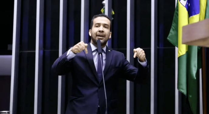 Ministério Público abre inquérito da suposta rachadinha do deputado Janones