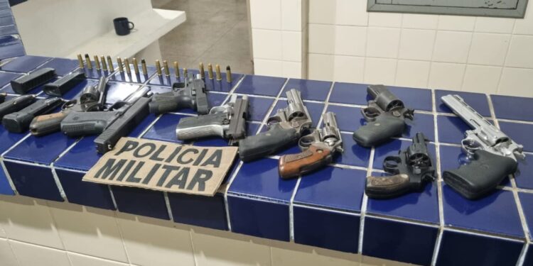Polícia intercepta “bonde”, prende 10 suspeitos e apreende 9 armas na Bahia