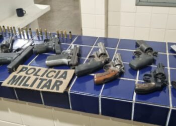 Polícia intercepta “bonde”, prende 10 suspeitos e apreende 9 armas na Bahia