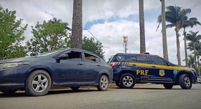 PRF recupera mais dois carros roubados comprados por R$ 38 mil