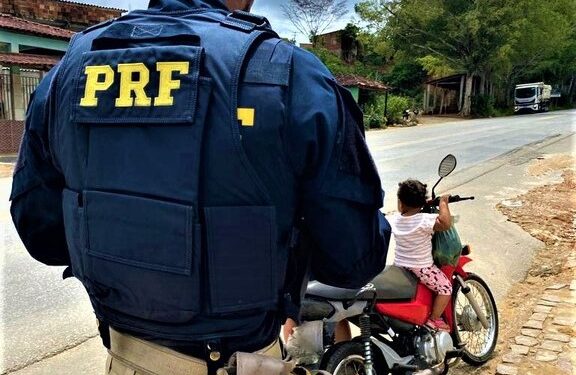 PRF flagra mãe com criança sem capacete em motocicleta na Bahia