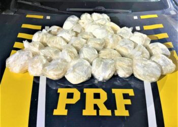 PRF apreende 3,5 mil papelotes de cocaína e prende dois traficantes na Bahia