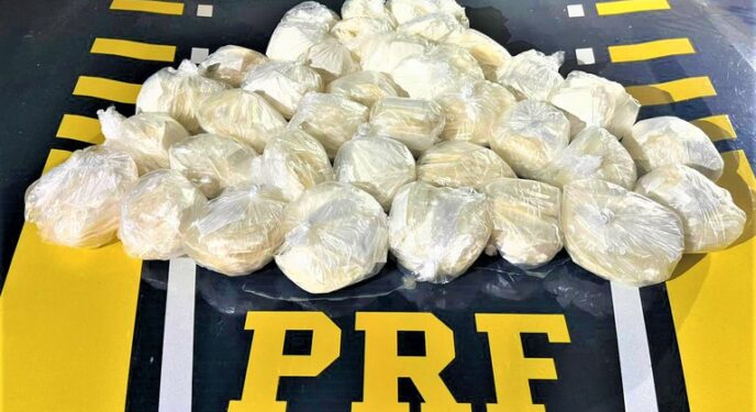PRF apreende 3,5 mil papelotes de cocaína e prende dois traficantes na Bahia
