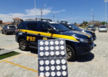 PRF apreende dezenas comprimidos de “rebite” e autua caminhoneiros por porte de drogas