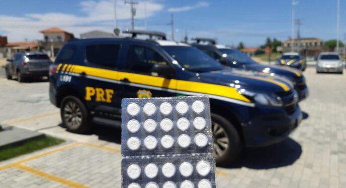 PRF apreende dezenas comprimidos de “rebite” e autua caminhoneiros por porte de drogas