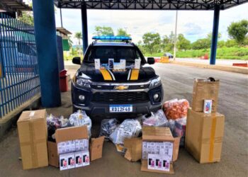 PRF flagra ônibus carregado de produtos importados ilegalmente na Bahia