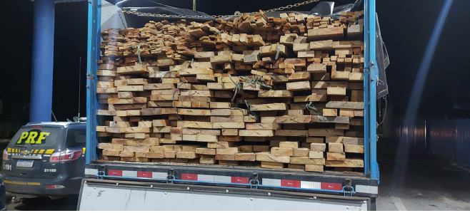 PRF apreende madeira nativa do Pará transportada ilegalmente na Bahia