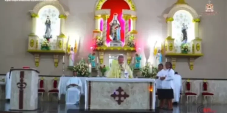 ‘Deve ser um casal pobre’, diz padre ao se queixar da decoração de casamento