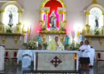 ‘Deve ser um casal pobre’, diz padre ao se queixar da decoração de casamento