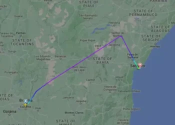 Avião faz pouso de emergência em Salvador após piloto passar mal