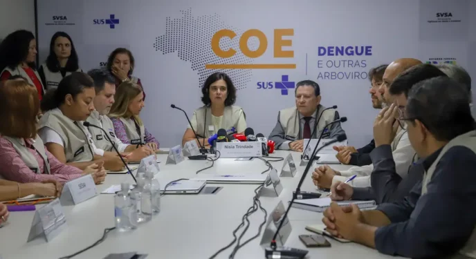 Dengue se alastra e Ministério da Saúde estuda ampliar oferta da vacina