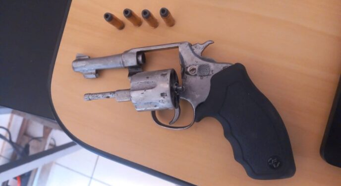 Caminhoneiro é preso com revólver e munições em caixa de som na Bahia