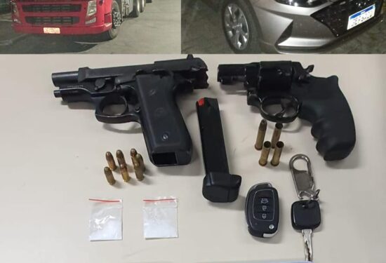 PRF e PM apreendem armas de fogo, drogas e recuperam veículos e mercadorias