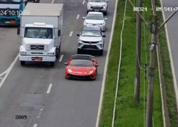 PRF intercepta carro de luxo após passar em 2 praças de pedágio sem pagar