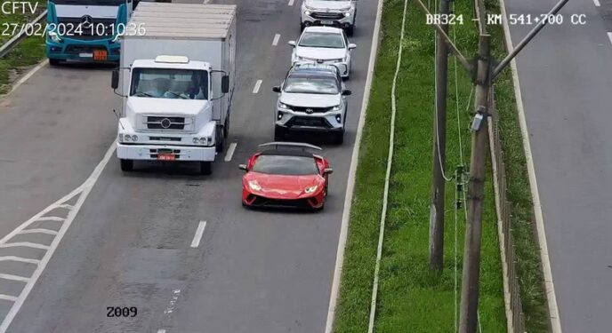 PRF intercepta carro de luxo após passar em 2 praças de pedágio sem pagar