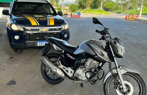 PRF recupera motocicleta furtada que era transportada no bagageiro de um ônibus