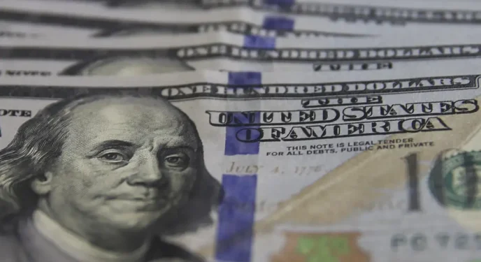 Dólar volta a subir e Bolsa cair