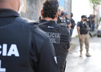 Polícia recupera carro e encontra galpão de desmanche de veículos na Bahia