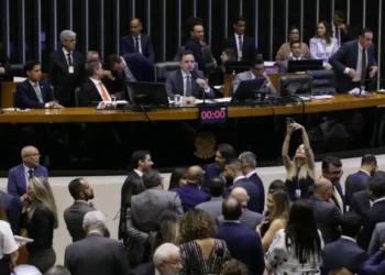 Congresso mantém veto de Bolsonaro à censura e derruba veto de Lula as saidinhas