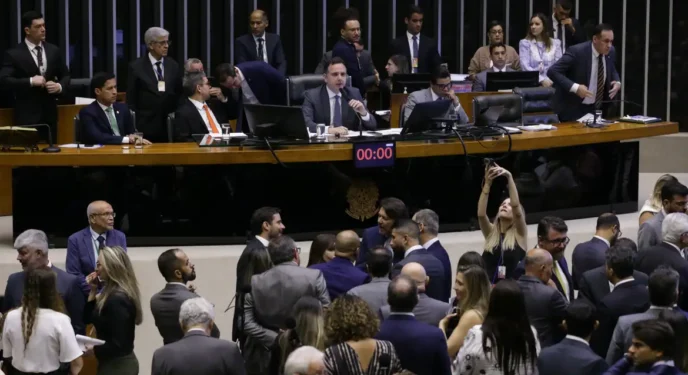 Congresso mantém veto de Bolsonaro à censura e derruba veto de Lula as saidinhas