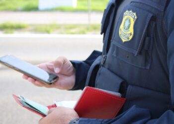 PRF prende motociclista com CNH falsa e passageiro em ônibus procurado por homicídio