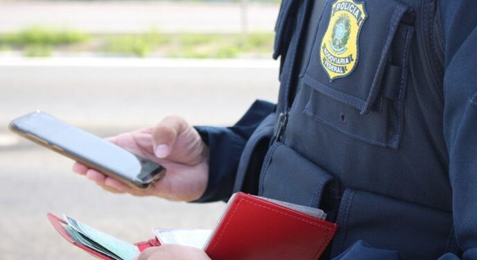 PRF prende motociclista com CNH falsa e passageiro em ônibus procurado por homicídio