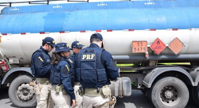 PRF intensifica fiscalização de transporte de produtos perigosos na Bahia